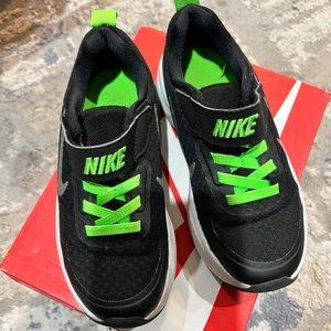 Nike WEARALLDAY (PS) Black and bright green sneakers Size 10.5 toddler